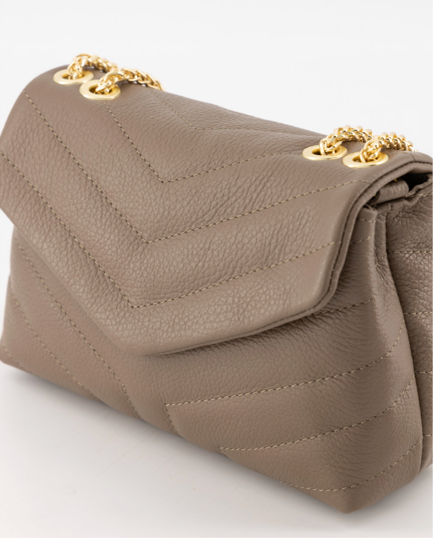 
                  
                    Crossbody tas dames taupe – detailopname chevron stiksel op Italiaans grain leer met gouden schakelketting
                  
                