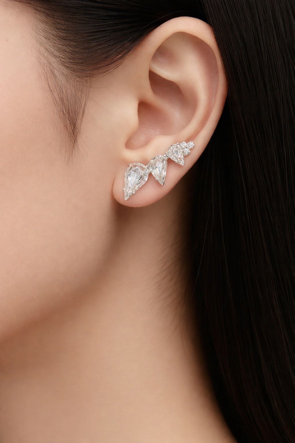
                  
                    statement oorbellen die je op 2 manieren kan dragen ingelegd met heldere swarovski stenen. Damice in Losser is officieel verkooppunt van deze niche oorbellen.  Draag ze tijdens een bruiloft of een feest. 
                  
                